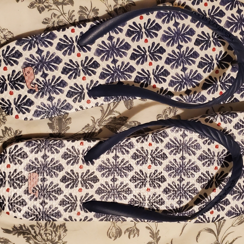 Vineyard vines flip flops
